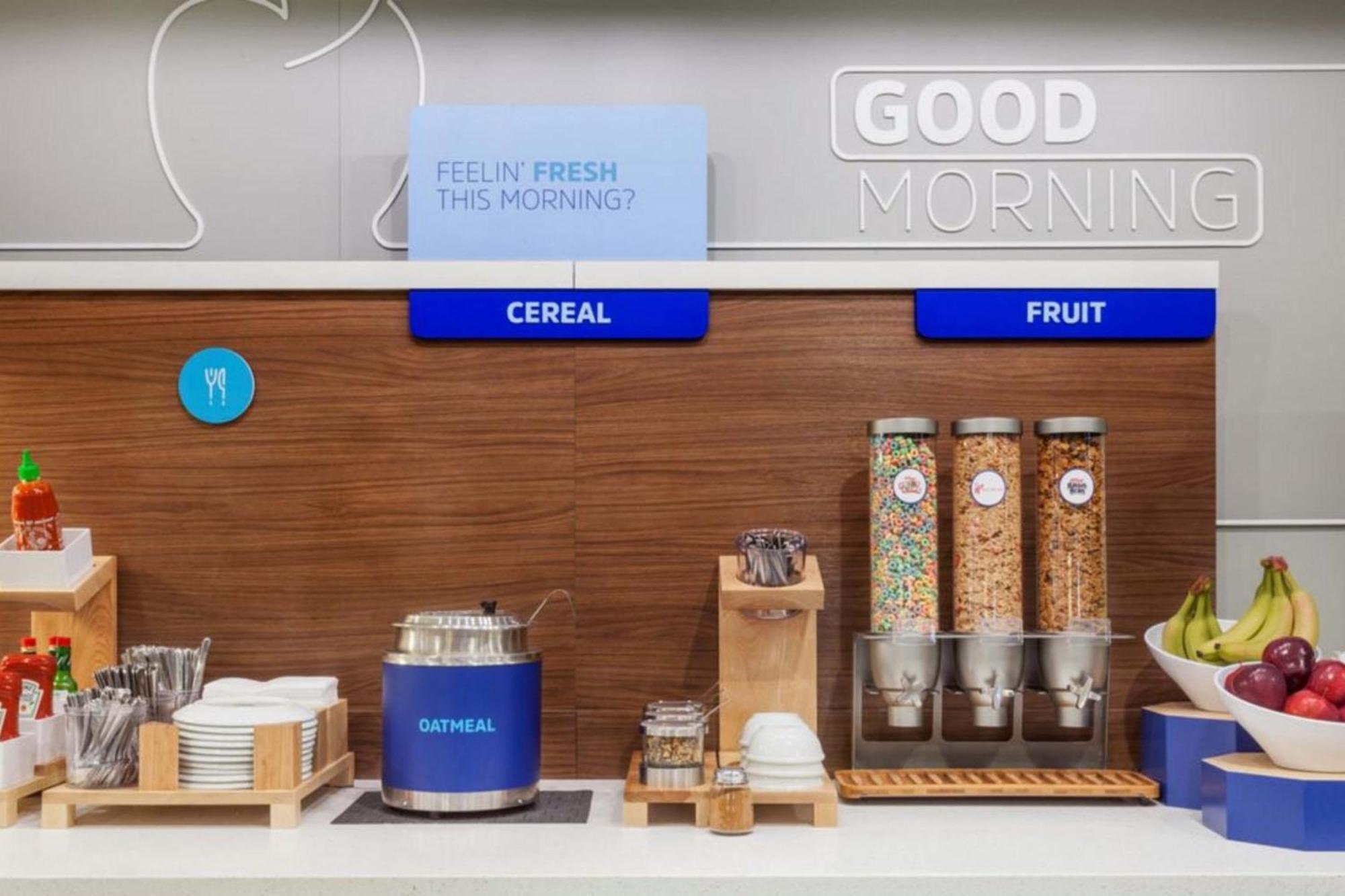Holiday Inn Express Hotel & Suites Columbus By Ihg Εξωτερικό φωτογραφία