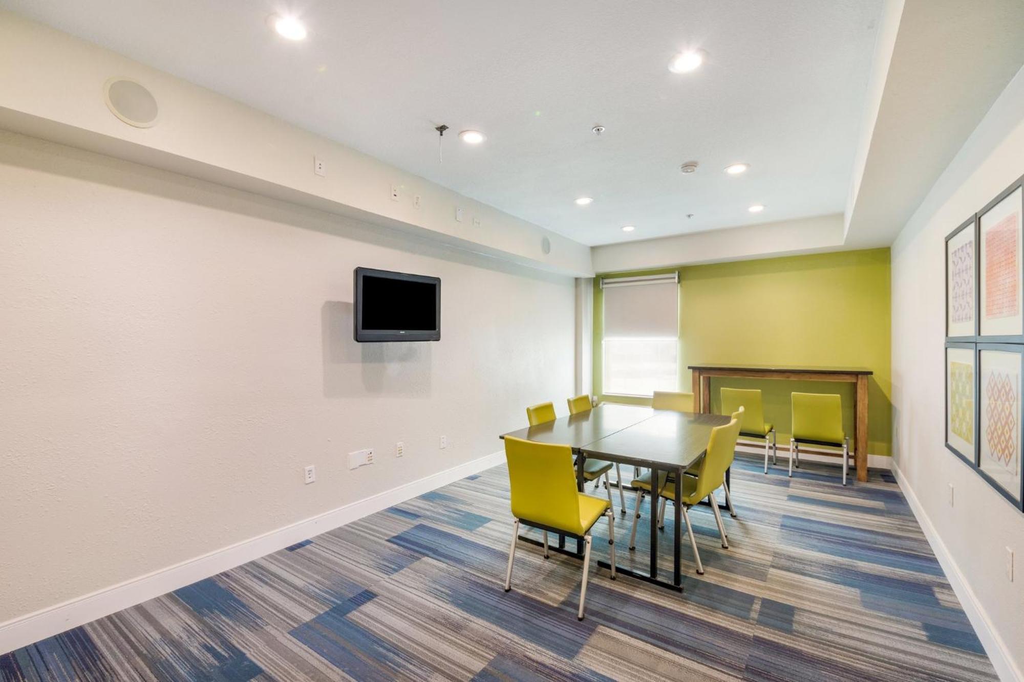 Holiday Inn Express Hotel & Suites Columbus By Ihg Εξωτερικό φωτογραφία
