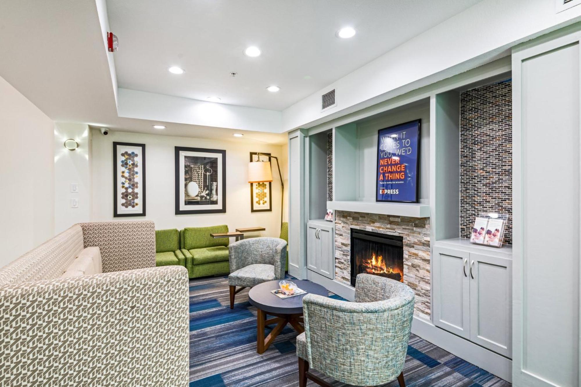 Holiday Inn Express Hotel & Suites Columbus By Ihg Εξωτερικό φωτογραφία