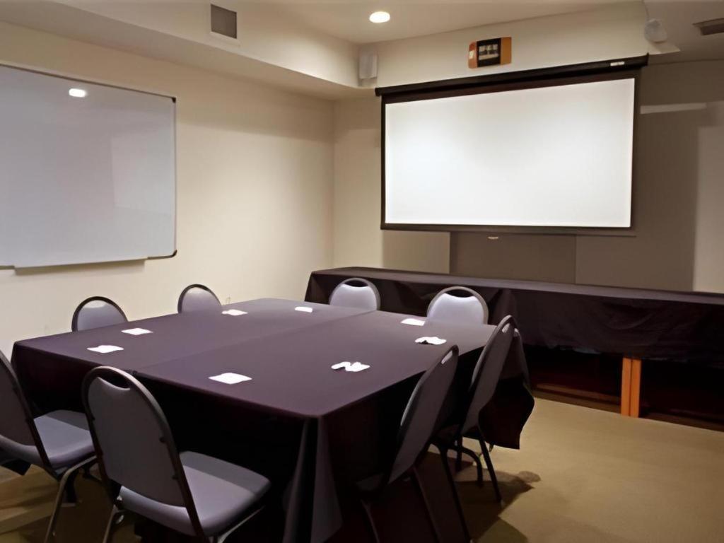 Holiday Inn Express Hotel & Suites Columbus By Ihg Εξωτερικό φωτογραφία