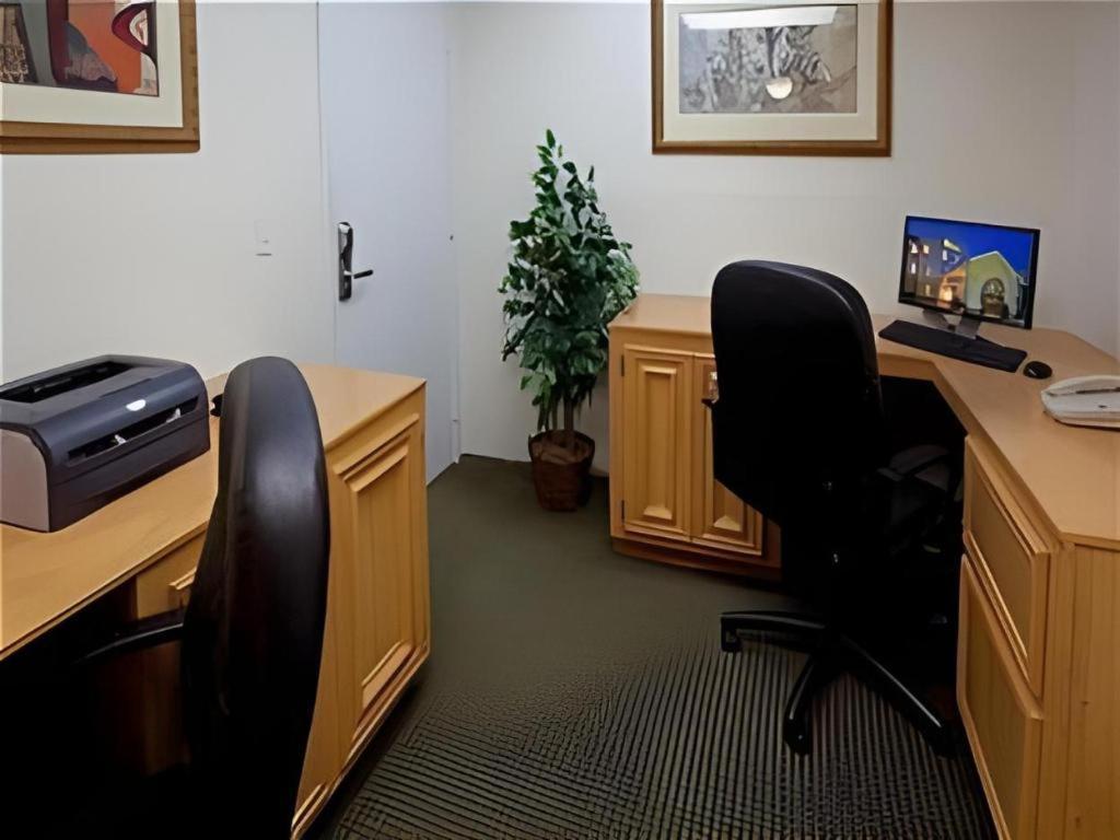 Holiday Inn Express Hotel & Suites Columbus By Ihg Εξωτερικό φωτογραφία