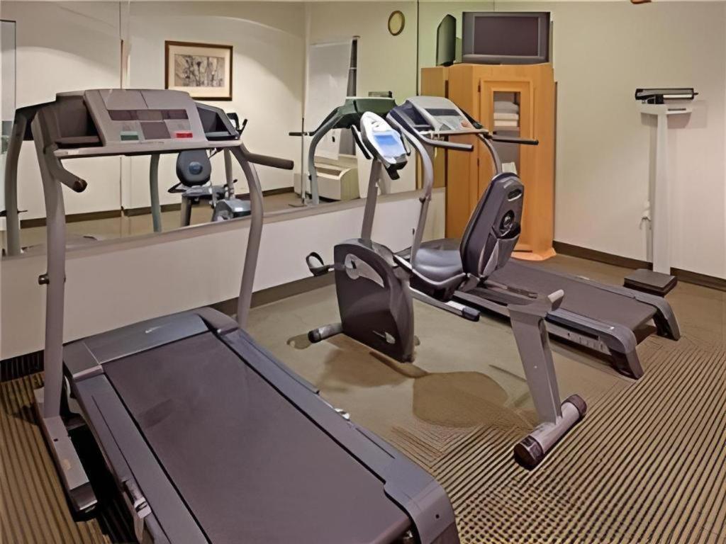 Holiday Inn Express Hotel & Suites Columbus By Ihg Εξωτερικό φωτογραφία