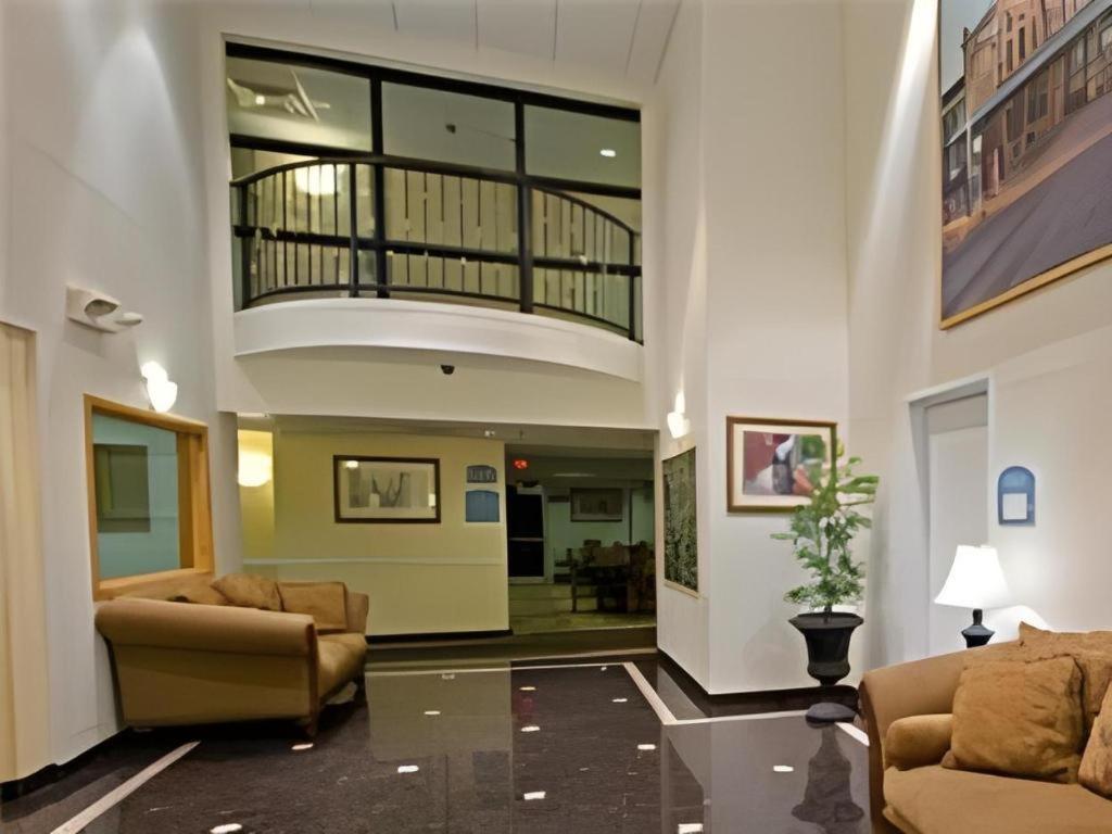 Holiday Inn Express Hotel & Suites Columbus By Ihg Εξωτερικό φωτογραφία