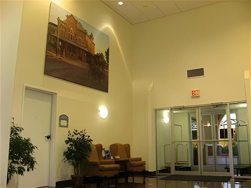 Holiday Inn Express Hotel & Suites Columbus By Ihg Εξωτερικό φωτογραφία