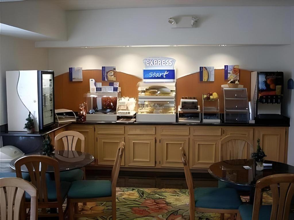 Holiday Inn Express Hotel & Suites Columbus By Ihg Εξωτερικό φωτογραφία