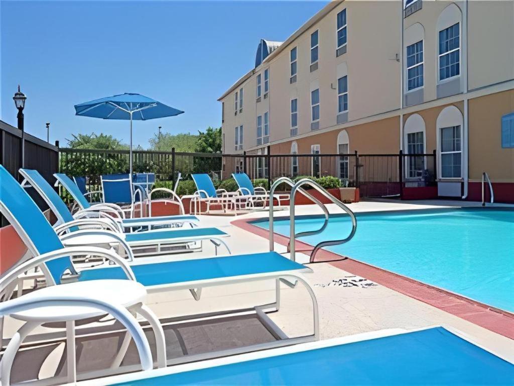 Holiday Inn Express Hotel & Suites Columbus By Ihg Εξωτερικό φωτογραφία