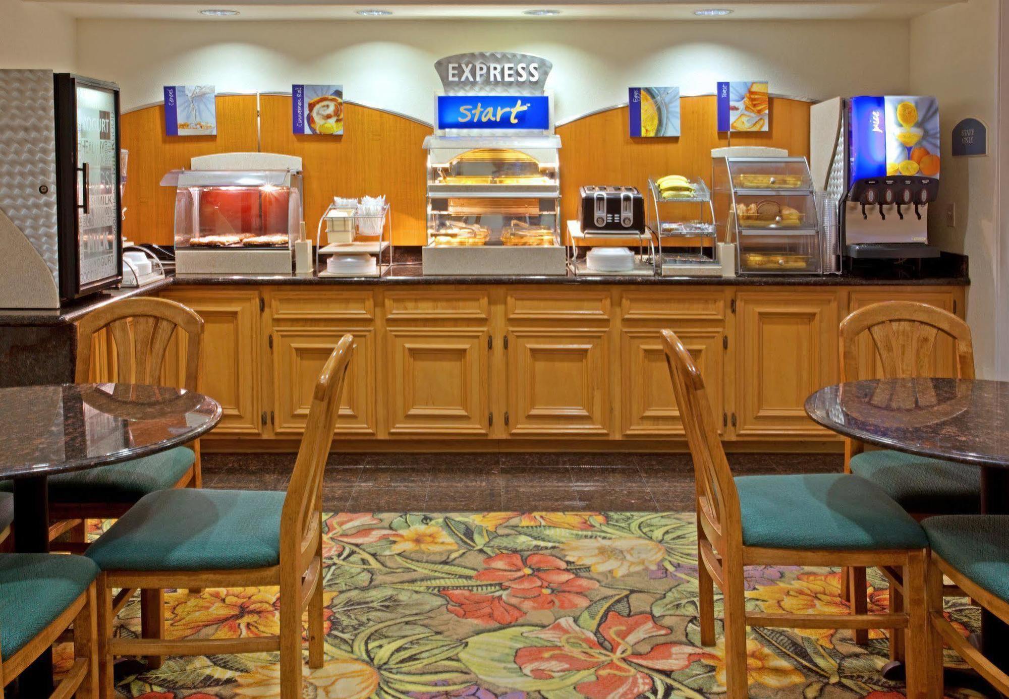 Holiday Inn Express Hotel & Suites Columbus By Ihg Εστιατόριο φωτογραφία