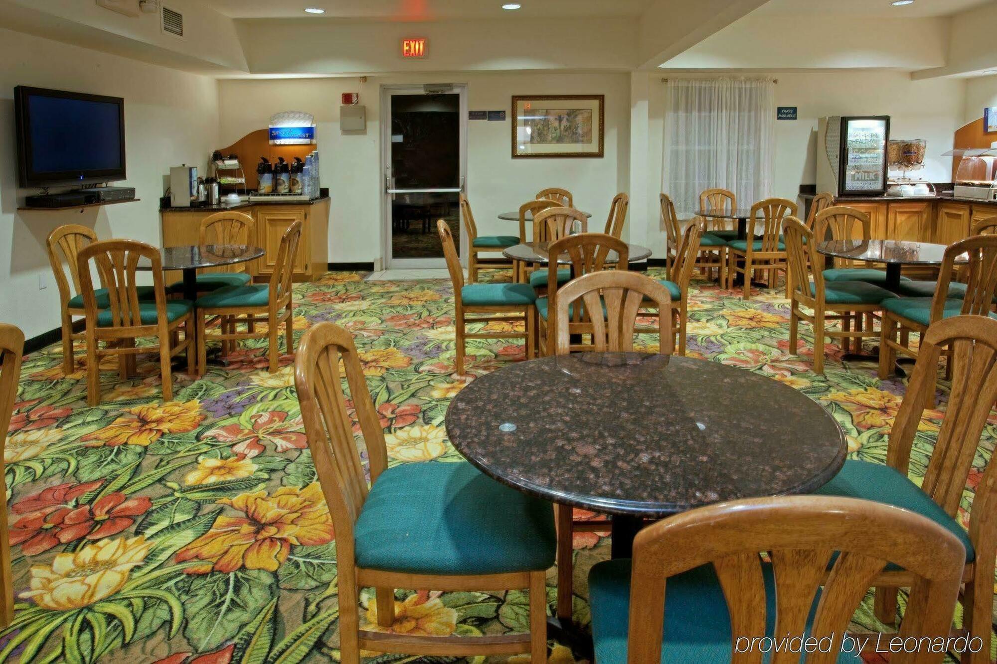 Holiday Inn Express Hotel & Suites Columbus By Ihg Εξωτερικό φωτογραφία