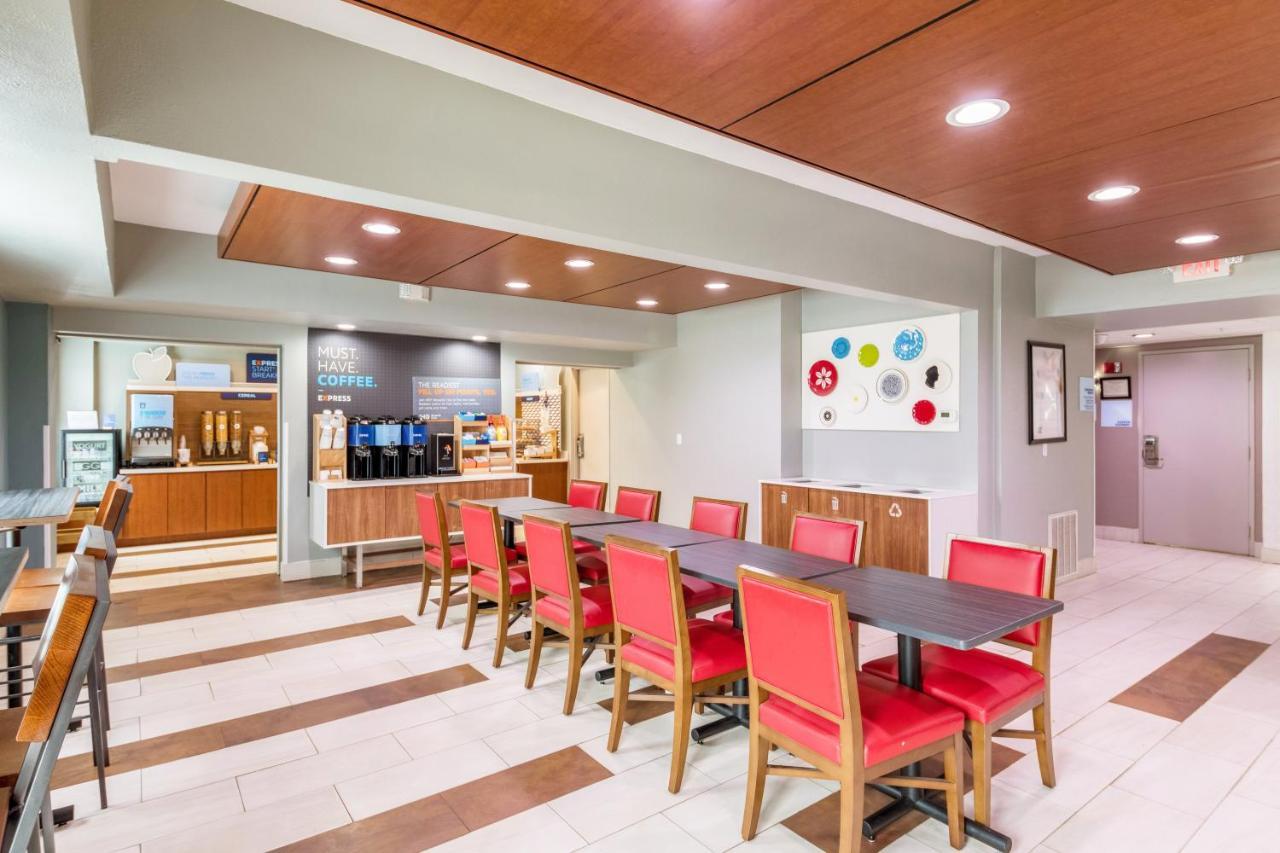 Holiday Inn Express Hotel & Suites Columbus By Ihg Εξωτερικό φωτογραφία